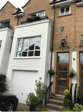Beautiful 4 bedroom Townhouse minutes from Belfast City Centre